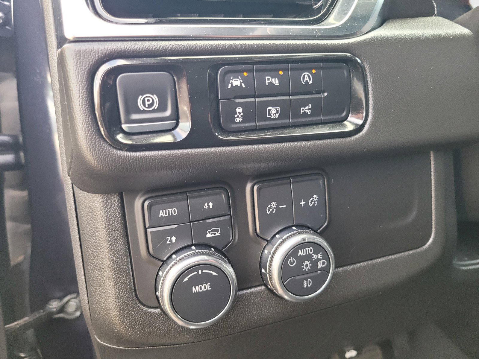 Used 2025 GMC Yukon Denali AWD/4WD image 16