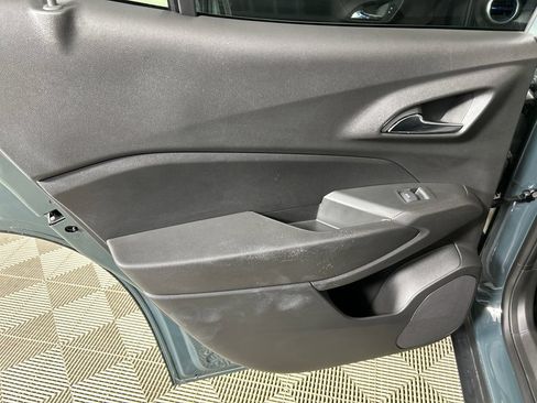 Used 2025 Chevrolet Trax LT FWD image 16