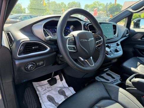 Used 2025 Chrysler Pacifica Select FWD image 17