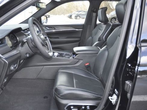 Used 2024 Jeep Grand Cherokee Overland w/ Luxury Tech Group IV image 19