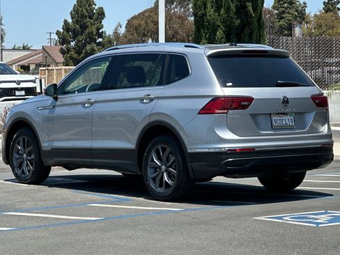 Used 2023 Volkswagen Tiguan SE w/ Panoramic Sunroof Package FWD image 6