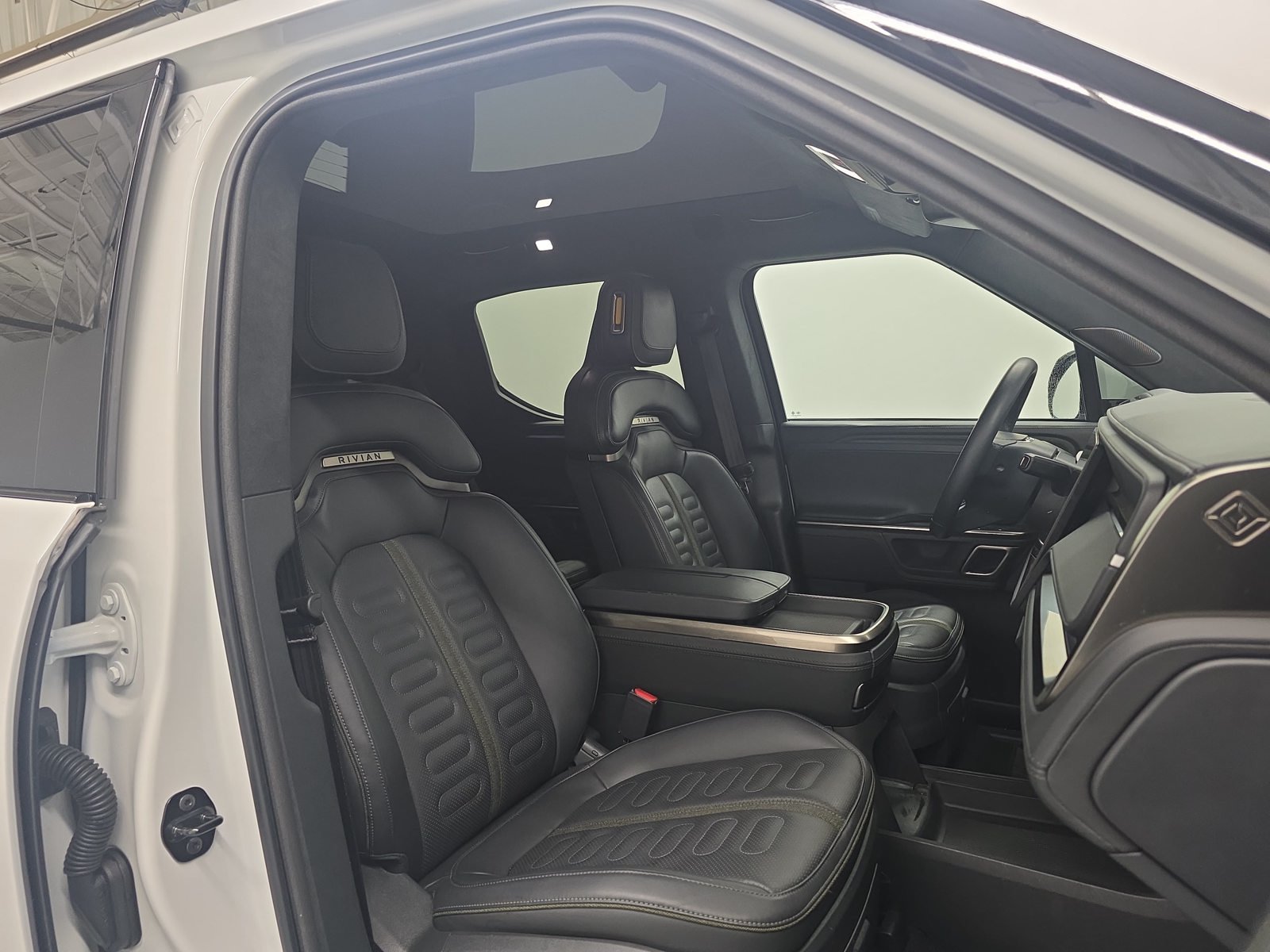 Used 2024 Rivian R1T Adventure Dual AWD/4WD image 23