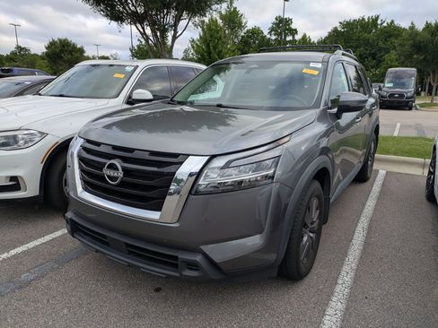 Used 2022 Nissan Pathfinder SV AWD/4WD image 3