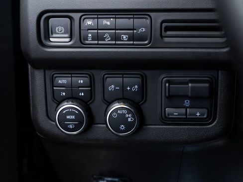 Used 2022 Chevrolet Tahoe Z71 w/ Z71 Off-Road Package image 15