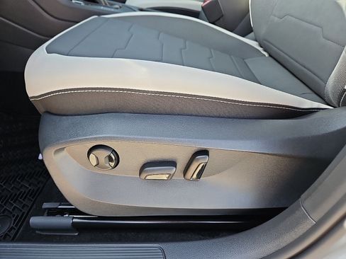New 2027 Volkswagen Taos SE FWD image 17
