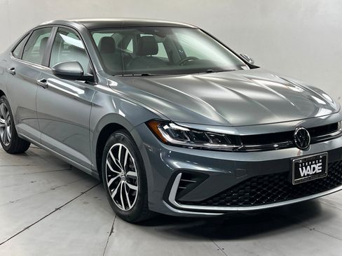 Used 2025 Volkswagen Jetta SE FWD image 8