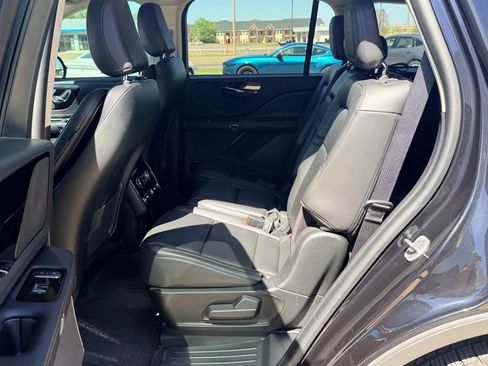 Used 2023 Lincoln Aviator AWD image 11
