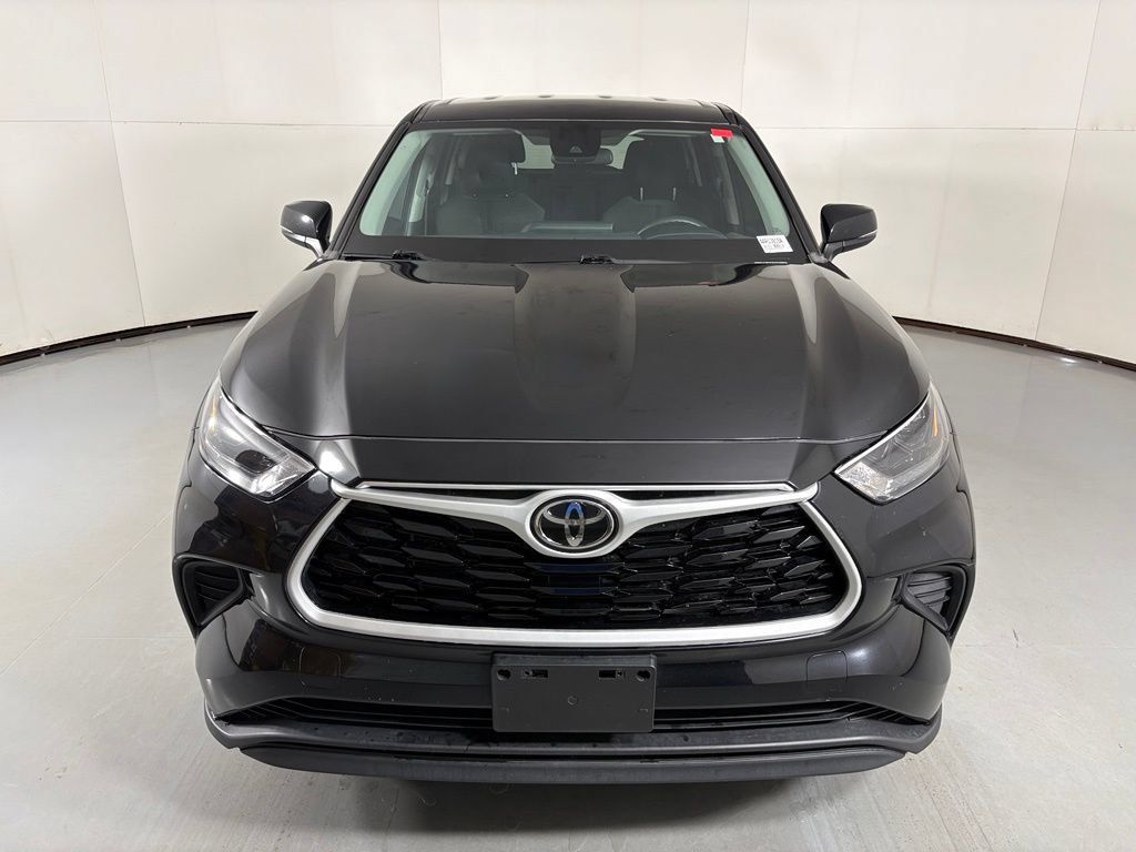Used 2023 Toyota Highlander L FWD image 3