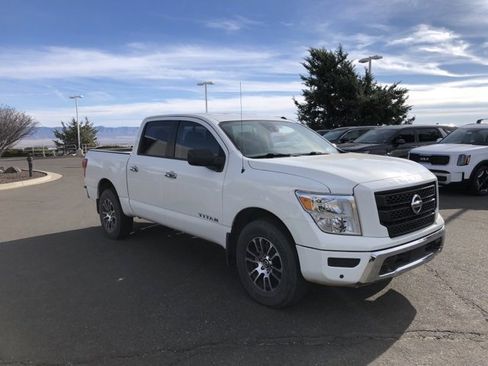 Used 2021 Nissan Titan SV w/ SV Convenience Package image 4