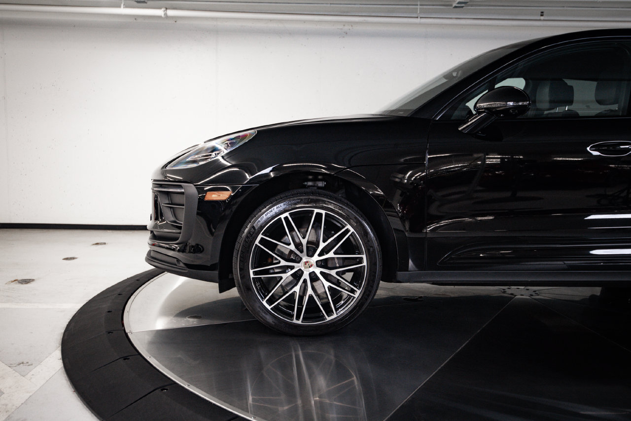 Certified 2023 Porsche Macan AWD/4WD image 11