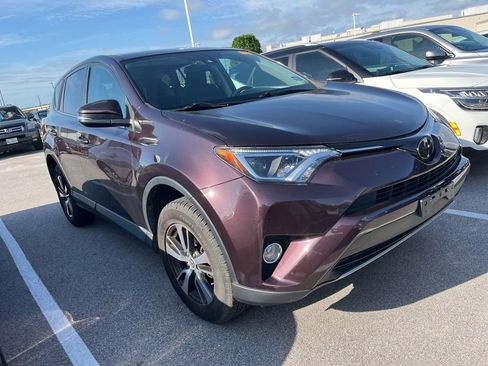 Used 2018 Toyota RAV4 XLE AWD/4WD image 2