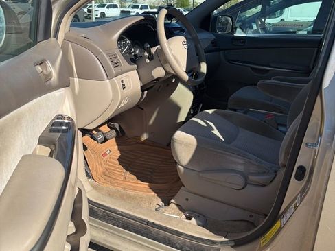 Used 2010 Toyota Sienna CE image 4