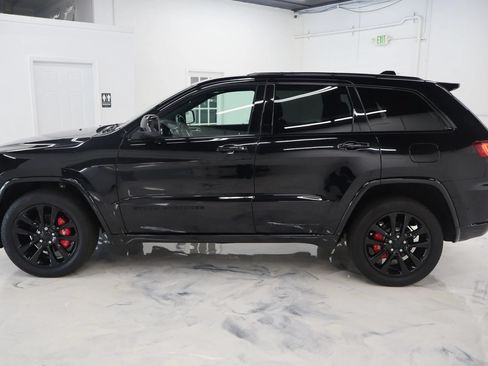 Used 2017 Jeep Grand Cherokee Altitude AWD/4WD image 4
