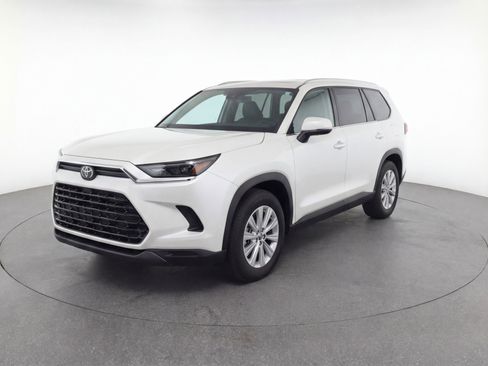 Used 2024 Toyota Grand Highlander image 3