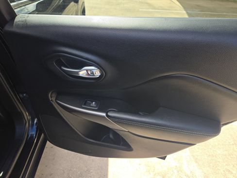 Used 2019 Jeep Cherokee Latitude w/ Popular Appearance Group FWD image 27