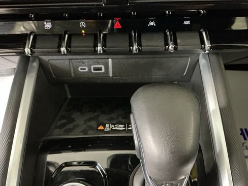 Used 2024 Chevrolet Colorado Z71 w/ Z71 Convenience Package 2 AWD/4WD image 21