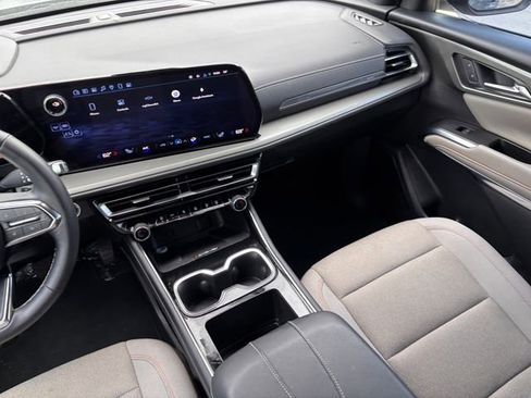 Used 2025 Chevrolet Traverse LT image 28