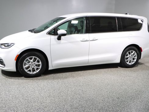 Used 2023 Chrysler Pacifica Touring-L FWD image 10
