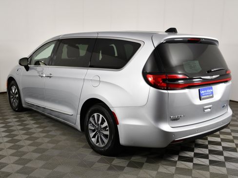 Used 2023 Chrysler Pacifica Limited FWD image 8