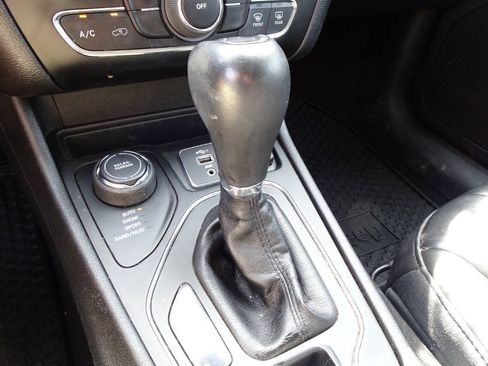Used 2020 Jeep Cherokee Latitude Plus w/ Cold Weather Group AWD/4WD image 21