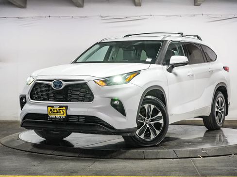 Used 2022 Toyota Highlander XLE AWD/4WD image 1