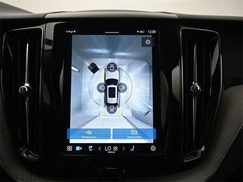 Used 2025 Volvo XC60 B5 Plus image 21