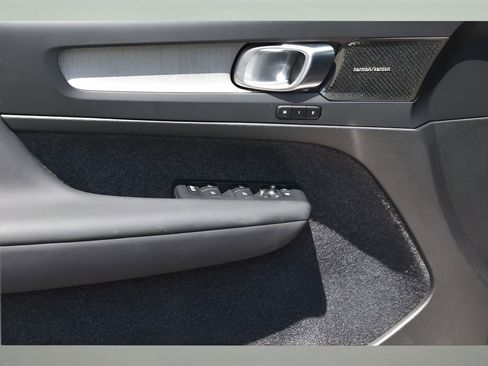 Certified 2025 Volvo XC40 B5 Ultra w/ Protection Package Premier image 16