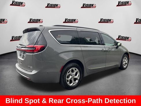 Used 2023 Chrysler Pacifica Limited AWD/4WD image 5