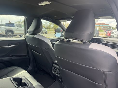 Used 2025 Toyota Camry SE w/ Convenience Package image 17
