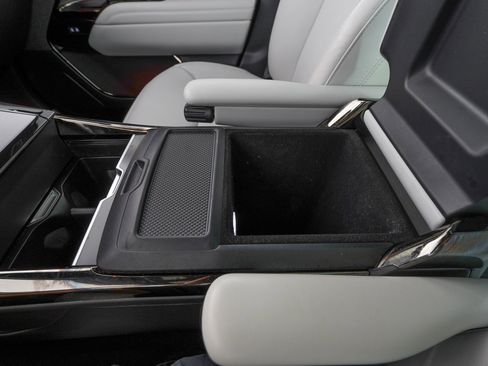 Used 2025 Land Rover Range Rover Sport SE image 29