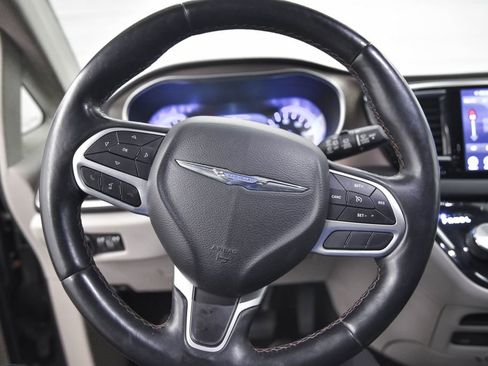 Used 2018 Chrysler Pacifica Touring-L Plus image 18