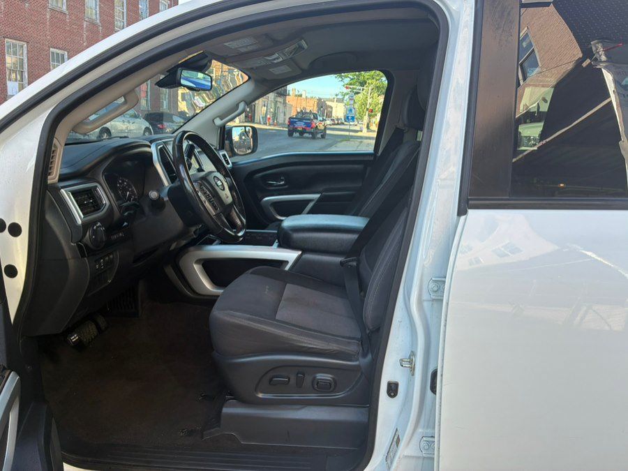 Used 2020 Nissan Titan SV w/ SV Convenience Package AWD/4WD image 14