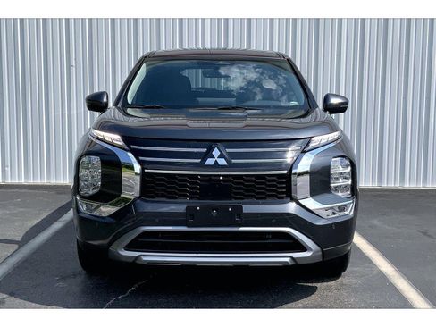 Used 2025 Mitsubishi Outlander SE FWD image 2