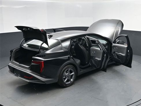 New 2025 Kia K4 LXS image 18