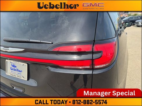 Used 2022 Chrysler Pacifica Touring-L FWD image 10