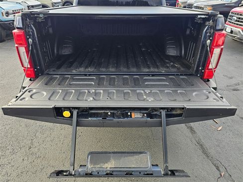 Used 2022 Ford F250 Lariat w/ Black Appearance Package image 12