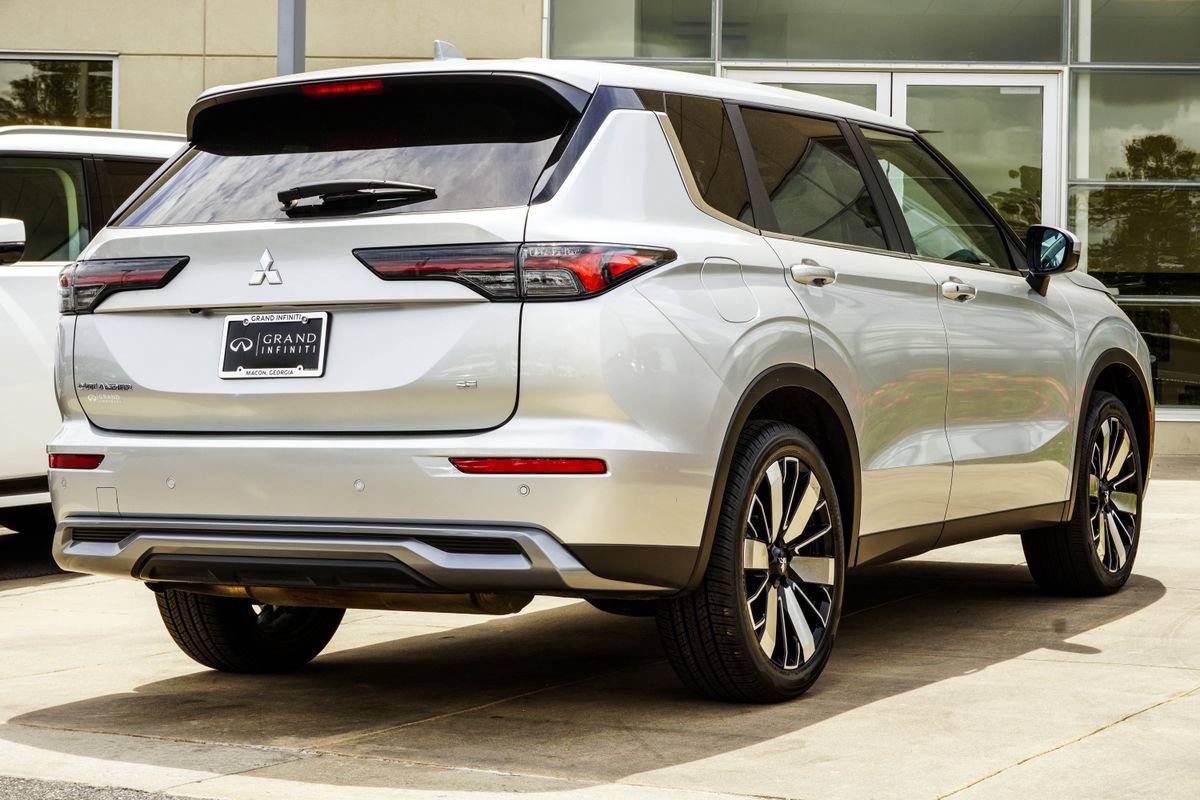 Used 2025 Mitsubishi Outlander SE AWD/4WD image 12