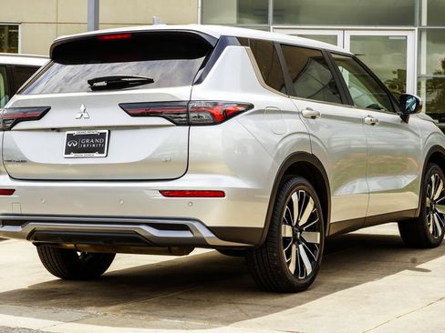 Used 2025 Mitsubishi Outlander SE AWD/4WD image 12