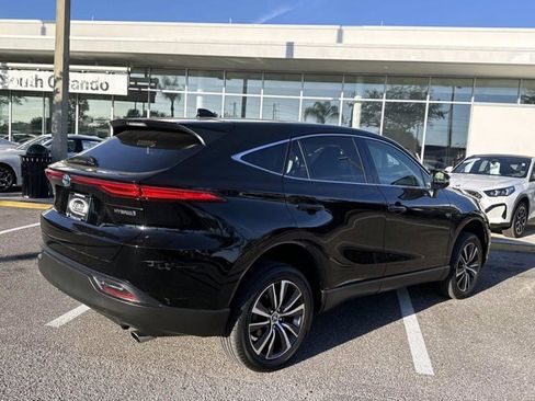 Used 2022 Toyota Venza image 3