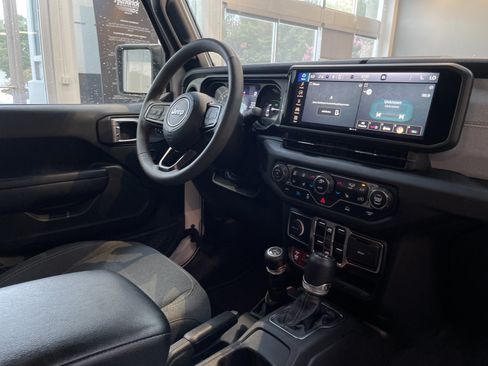 Used 2024 Jeep Wrangler Unlimited AWD/4WD image 32