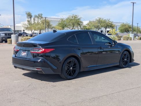 Used 2025 Toyota Camry SE w/ Convenience Package FWD image 5