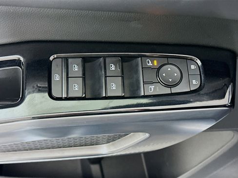 Used 2023 Nissan Pathfinder SL w/ Black Appearance Package image 15