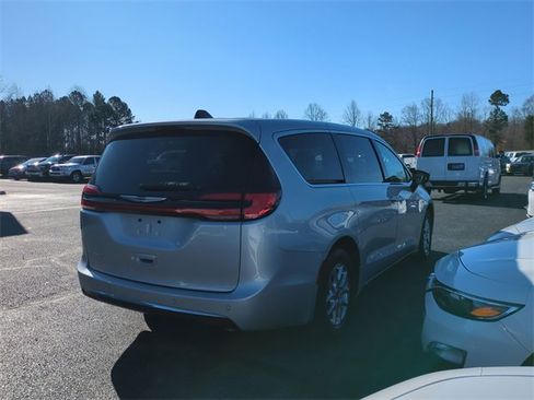 Used 2024 Chrysler Pacifica Touring-L image 5