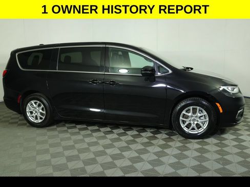 Used 2025 Chrysler Pacifica Select FWD image 2