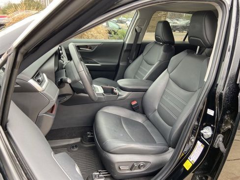 Used 2023 Toyota RAV4 Limited image 17