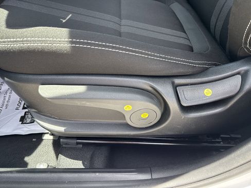 Used 2025 Hyundai Venue SEL FWD image 14