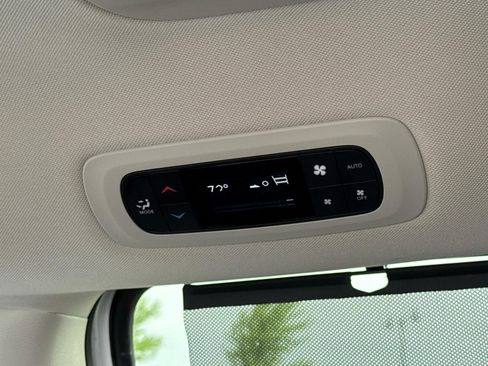 Used 2024 Chrysler Pacifica Touring-L FWD image 8