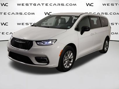 Used 2025 Chrysler Pacifica Select