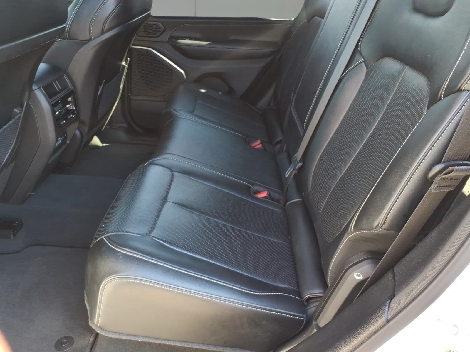 Used 2023 Jeep Grand Cherokee Overland AWD/4WD image 10