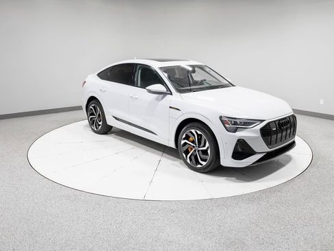 Used 2022 Audi e-tron Premium Plus w/ Premium Plus Package image 27